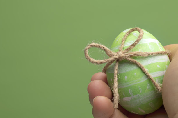 手上拿着复活节彩蛋，还有复印的空间图片下载
