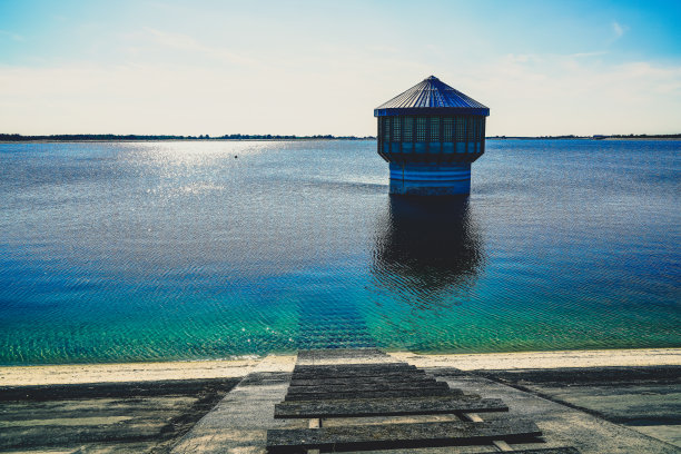 德国一座水库中的塔。图片下载