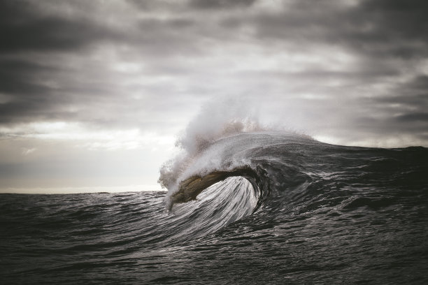 海浪在灰暗的天空前形成图片下载