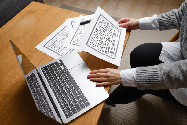 女设计师创建网站设计线框。草图，原型，框架，布局未来设计项目。UI和UX -用户界面，用户体验设计师。网页设计工作室的创意概念图片下载