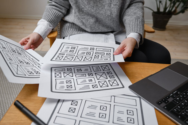 女设计师创建网站设计线框。草图，原型，框架，布局未来设计项目。UI和UX -用户界面，用户体验设计师。网页设计工作室的创意概念图片下载