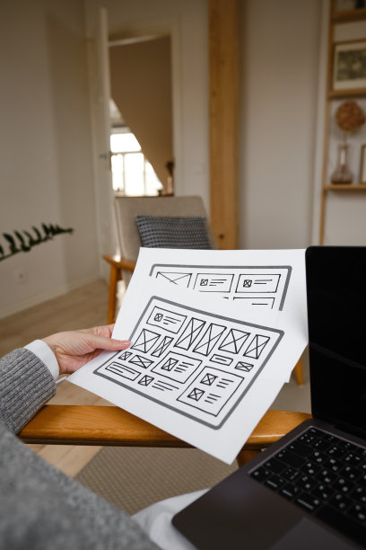 女设计师创建网站设计线框。草图，原型，框架，布局未来设计项目。UI和UX -用户界面，用户体验设计师。网页设计工作室的创意概念图片下载