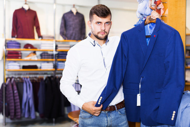 老板伙计展示夹克图片下载