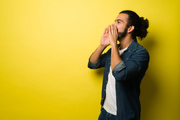 西班牙裔男子大声尖叫图片下载