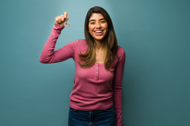 快乐的女人租了间公寓图片下载