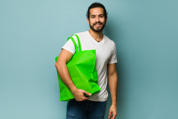 拉丁男人在选大手提袋图片下载