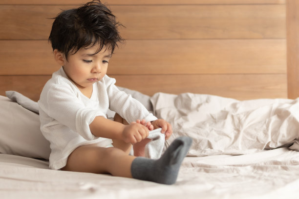 墨西哥2岁婴儿洗澡后学习穿衣服图片下载