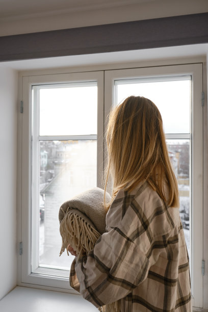 小女孩手里拿着一条舒适柔软的毯子。温暖的毯子在一个女人的手中特写。冬天的心情和家纺图片下载