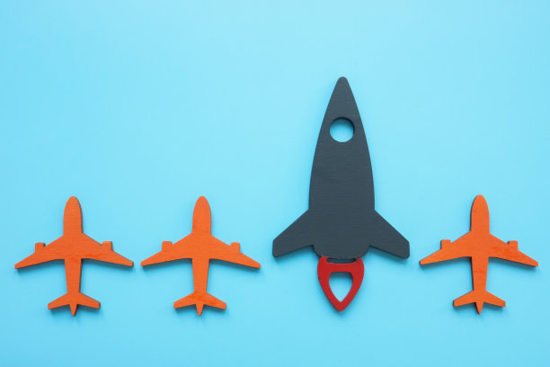 竞争优势的概念。飞机和一个大火箭的形象。图片下载