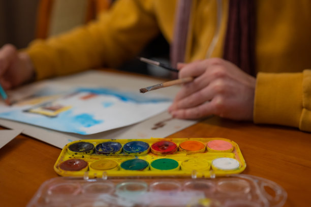 笔刷手上面的水彩画。彩色的中世纪城市街道上的纸板。图片下载