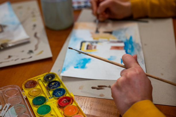 笔刷手上面的水彩画。彩色的中世纪城市街道上的纸板。图片下载