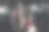 一个年轻的亚洲男子看到一个运动女孩在做倾斜的哑铃按压。在健身房的帮助下锻炼。图片下载