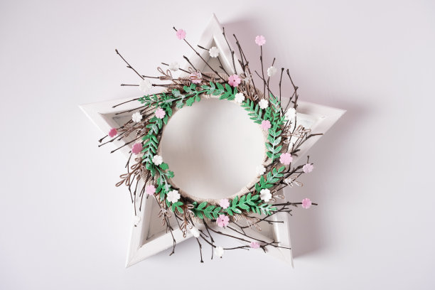 春天的森林框架开花的树枝和绿色的芽和木星。图片下载