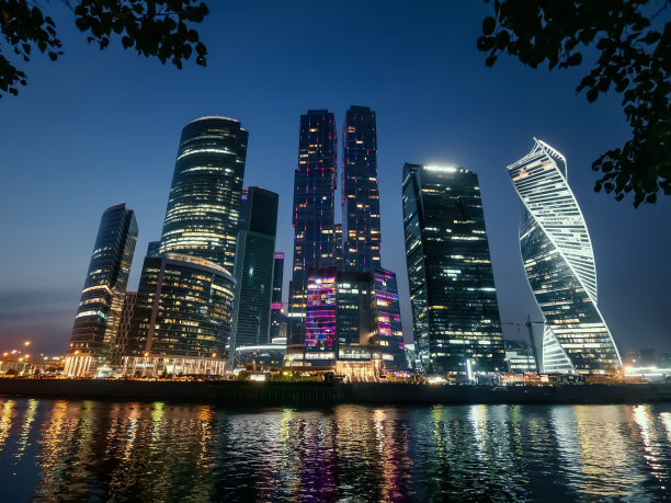 莫斯科城市的摩天大楼在夜间与夜间的照明反射在河。莫斯科国际商务中心图片下载