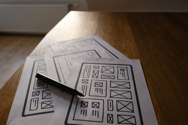 UX网站设计线框图。草图，原型，框架，布局未来设计项目。UI/UX -用户界面，用户体验设计师。网页设计工作室的创意概念。网站开发图片下载