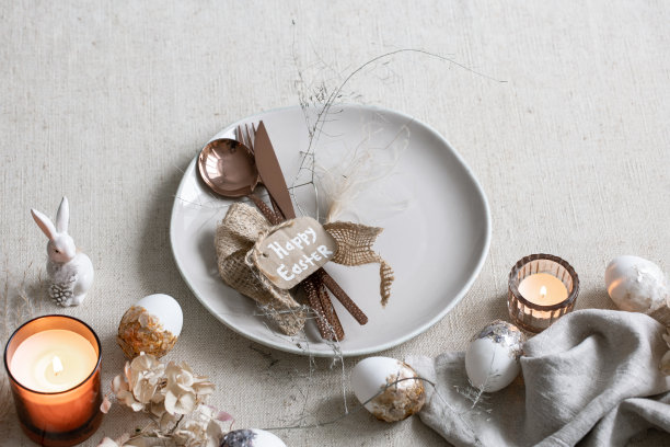 节日复活节餐桌设置与装饰细节白色的桌子。图片下载