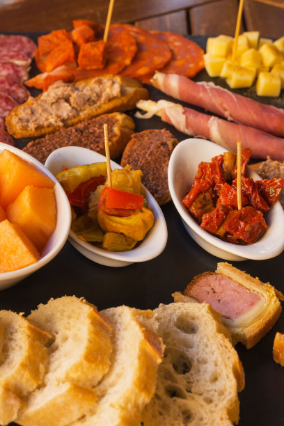 意大利开胃酒小吃套装。意大利意式烤面包、奶酪、地中海橄榄、泡菜、帕尔玛火腿配瓜、意大利腊肠和葡萄酒。俯视图图片下载