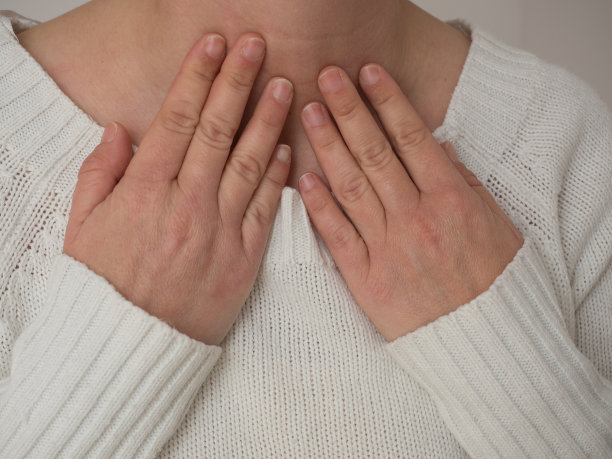 在灰色的背景下，生病的妇女喉咙痛。喉咙痛的原因包括流感、普通感冒、细菌感染、过敏、吸烟或肿瘤。健康和医学概念。关闭了。图片下载