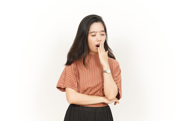 睡意和打哈欠美丽的亚洲女人孤立在白色背景图片下载