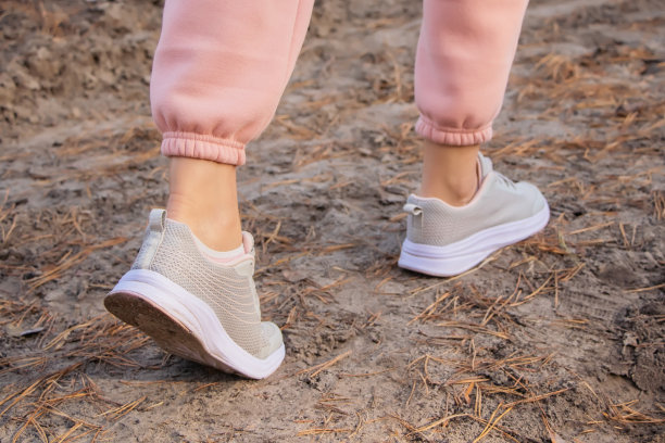 这个女孩沿着森林里的路走图片下载