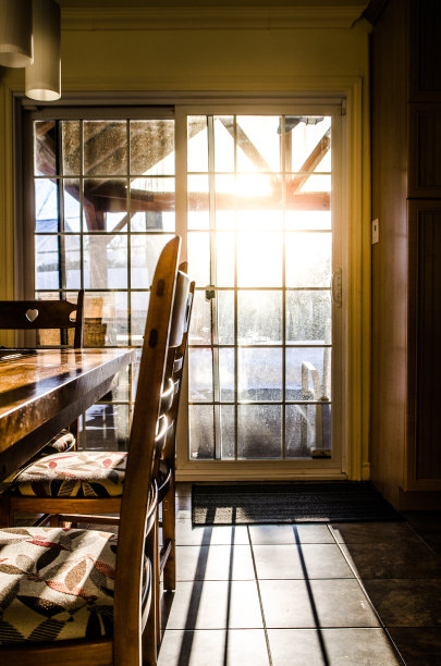 餐厅里有桌椅图片下载