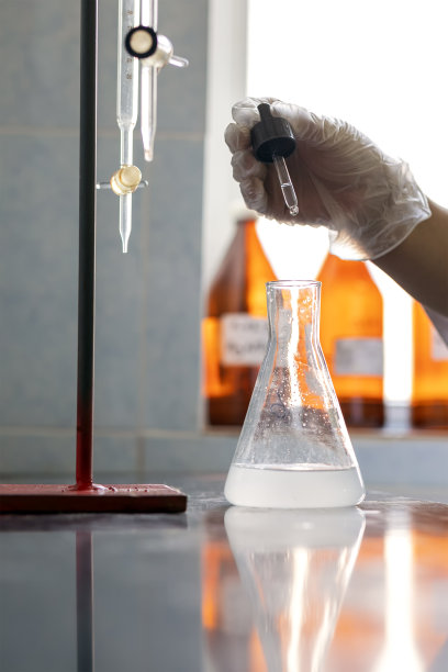 化学实验室的视图。实验室服务在各种环境下提供:医生办公室、诊所、医院、区域和国家转诊中心。图片下载