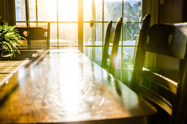 餐厅里有桌椅图片下载