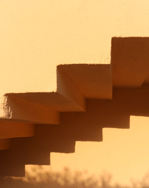 墙上的夏日抽象和花的阴影。这是一张极简波西米亚风格的楼梯照片。粉刷石膏纹理。图片下载