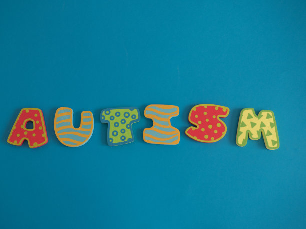 文字的名称自闭症泡沫字母与蓝色背景图片下载