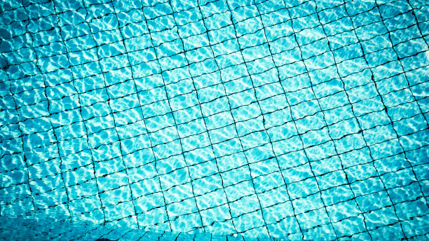 清晰的水面。蓝色波浪纹理，池水背景。摘要夏季海型。图片下载