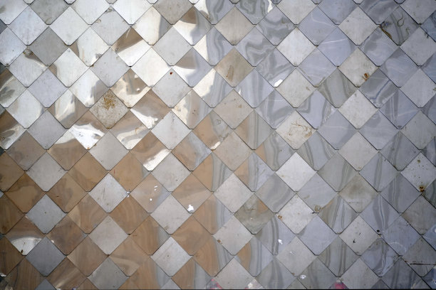 纹理金属镜面瓷砖与反射黄色，灰色和蓝色阴影图片下载