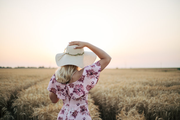 麦田里的年轻女子图片下载