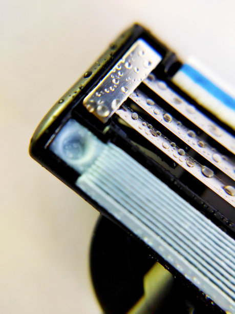 在白色背景下的剃须刀片或剃须刀的特写照片图片下载