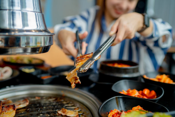 这个女人正在录制一个关于食物摄入的视频博客。图片下载