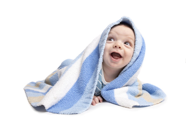 快乐的五个月大的婴儿在毯子下图片下载