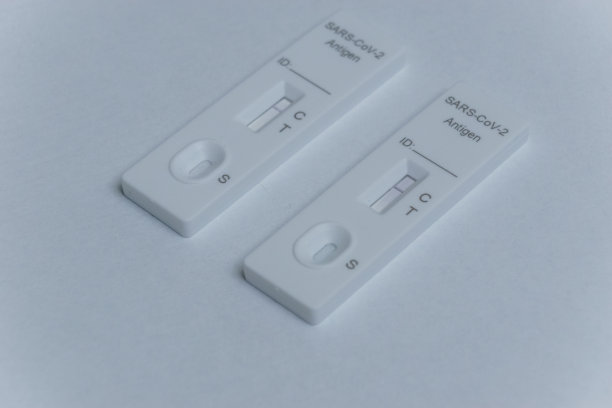 2例Sars Covid 19冠状病毒抗原白底快速检测阴性图片下载