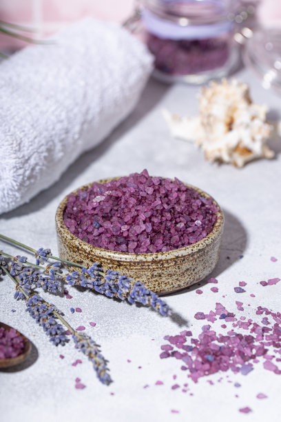 紫色浴盐与薰衣草，毛巾和蜡烛垂直照片图片下载