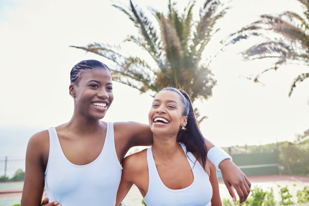 两个美女站在一起打网球的照片图片下载