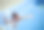 一个漂亮的年轻女子在外面打网球的照片图片下载