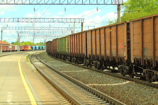 火车站的货运车厢。铁轨上的火车。特写镜头。图片下载