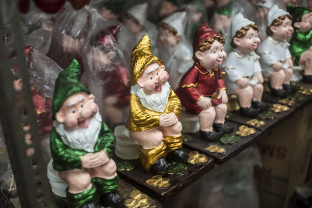 菲律宾马尼拉，奎松市——2021年2月:抽水马桶上有可爱有趣的小矮人雕像和金币。花园新奇的项目和装饰在Dapitan商场出售。图片下载