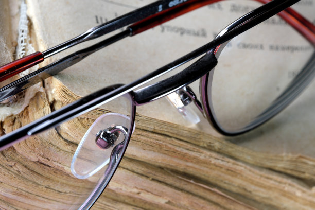 一本破旧的棕色书页的旧书图片下载