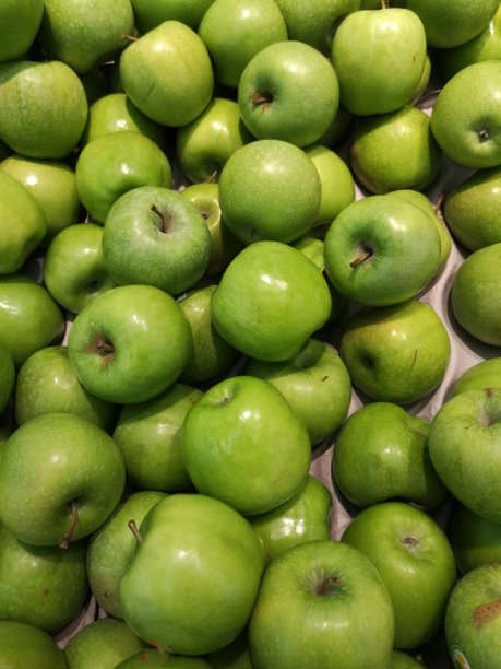 俯视：大量新鲜健康的青苹果图片下载