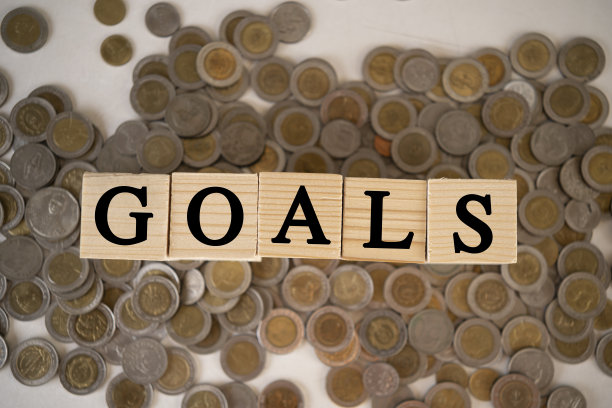 木块放在一堆硬币上。目标的概念图片下载