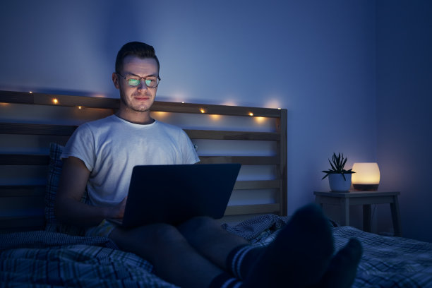 晚上躺在床上看笔记本电脑图片下载