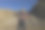 一个戴着牛仔帽的成年男子，在沙漠中背对着山。西班牙阿尔梅里亚图片下载