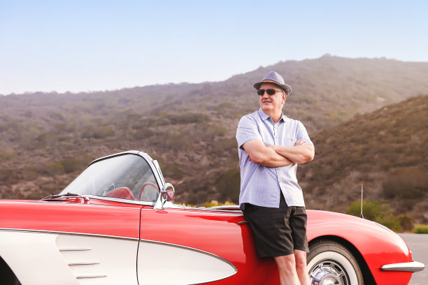 他开着他的经典跑车图片下载