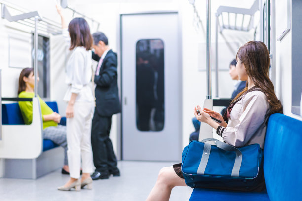 坐火车上学的女高中生图片下载