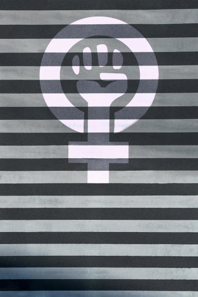 视线越过人行横道，用强有力的拳头举起女性的性别图片下载