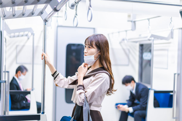 坐火车上学的女高中生图片下载